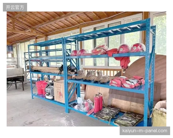 应急物资储备区占用了原有的安保缓冲区，大型赛事期间的安检与疏散逻辑如何与应急预案并行不悖？
